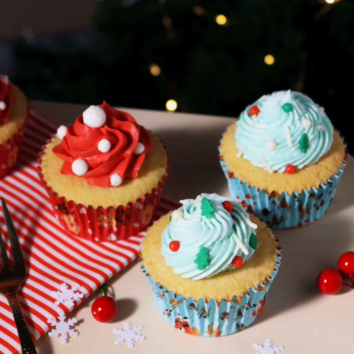Weihnachtliche folienbeschichtete Cupcake-Förmchen - Santa & Rudolph (60 Stück)