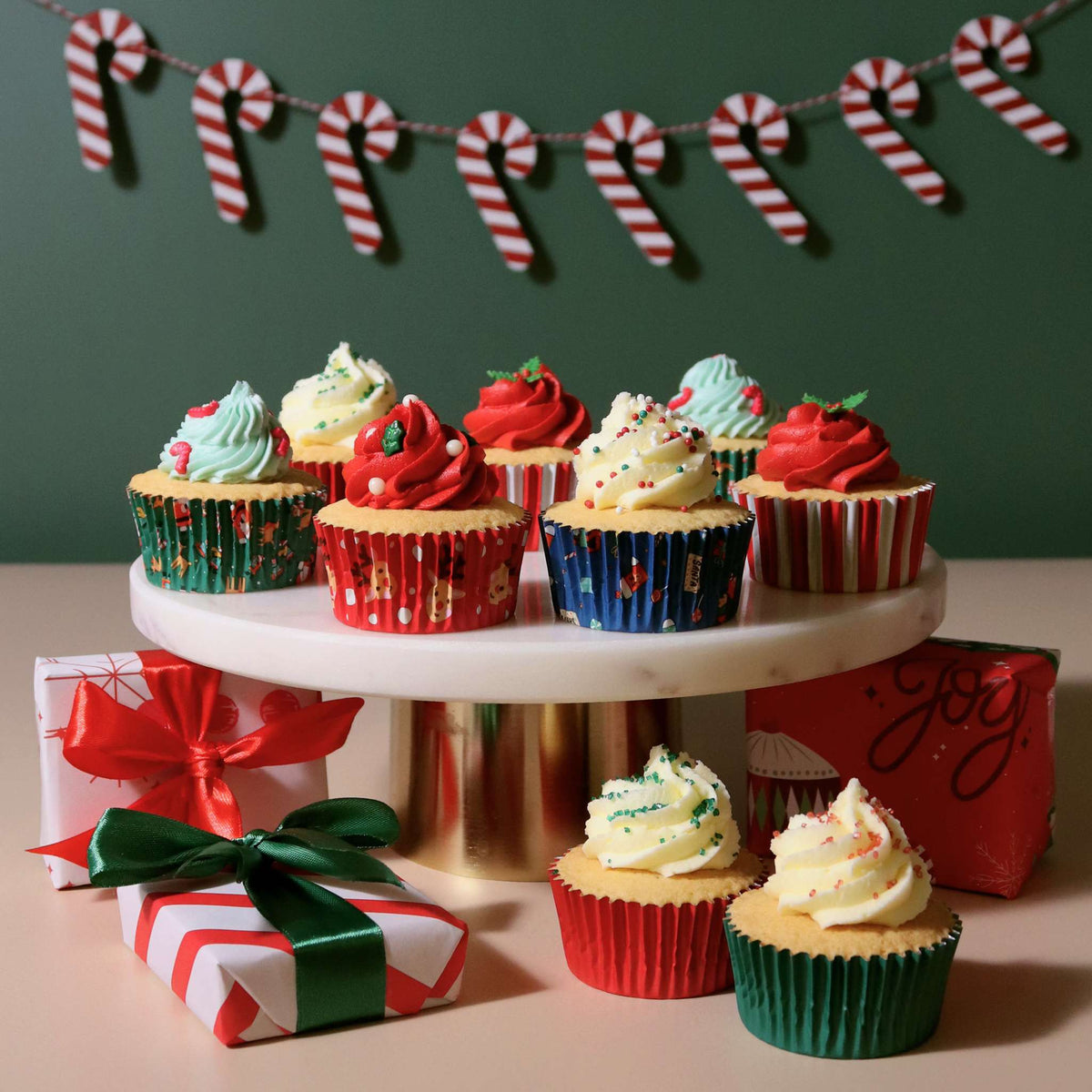 Noël Caissettes à cupcakes en Aluminium - Mélange de Père Noël (100 pièces)