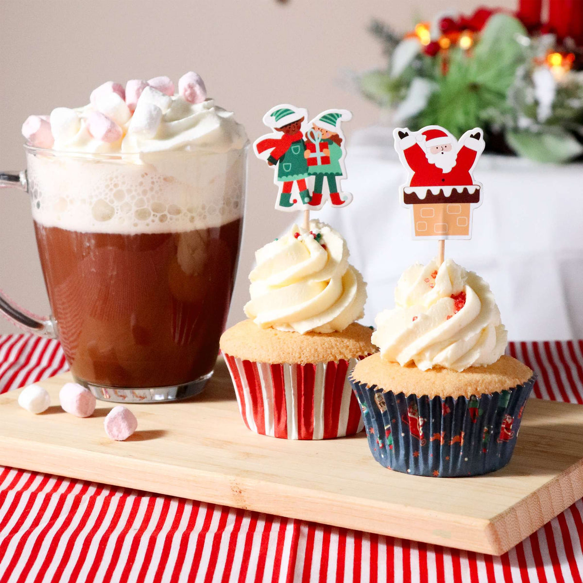 Noël Kit de Caissettes à cupcakes et Toppers - Le Père Noël arrive en Ville (Set de 24)