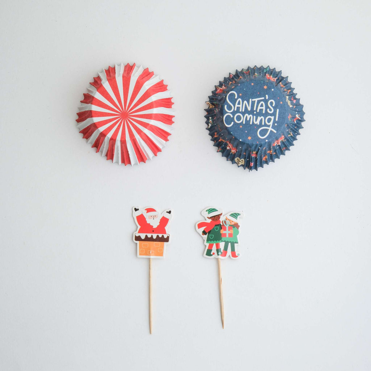 Weihnachtliche Bakförmchen & Cupcake Dekorationensset - Santa kommt in die Stadt (24er-Set)
