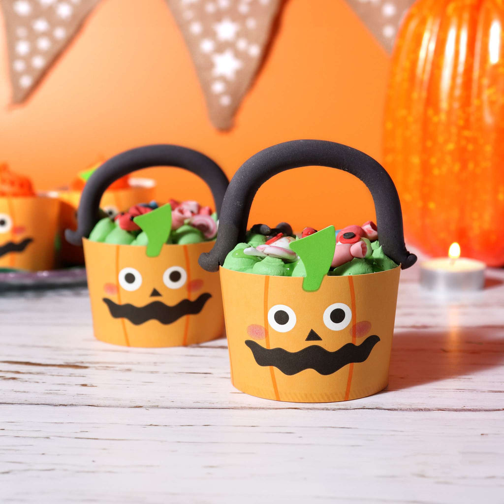 Halloween Kartonbackformen mit Cupcake-Förmchen - Kürbisfratze (12er-Set)