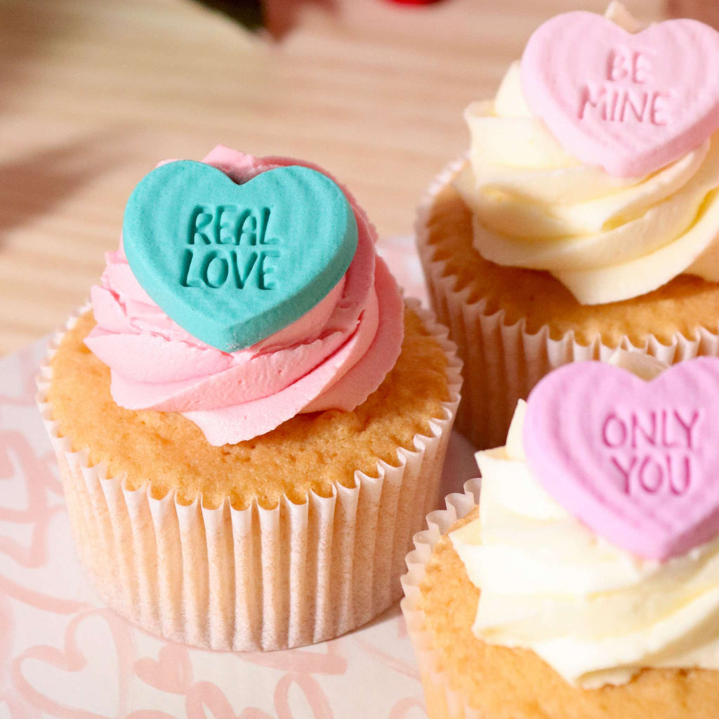 Valentinstag Essbarer Zucker Tortenaufsatz - Zuckerherz-Botschaften (12 Stück)